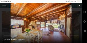 Televízia a/alebo spoločenská miestnosť v ubytovaní Country Villa