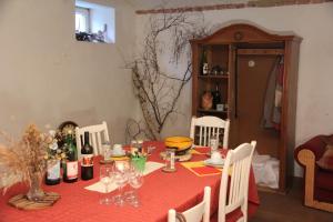 einen Esstisch mit einem roten Tischtuch in der Unterkunft Gästehaus Weinviertel - Niederösterreich in Siebenhirten