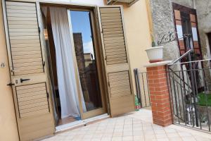 A balcony or terrace at AFFITTACAMERE Il Cortile