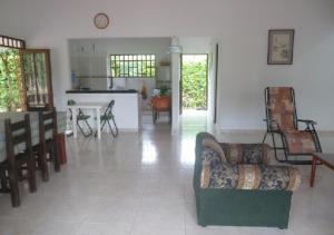 un soggiorno con divano e tavolo di Finca Campestre con Piscina en Villavicencio a Granja El Hachón