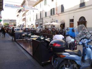 A restaurant or other place to eat at Appartamento Luna 36 in centro a Firenze