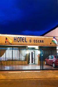 ein Hotel-d-Oregon-Schild an der Seite eines Gebäudes in der Unterkunft Hotel D' Oscar in Cali