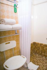 La salle de bains est pourvue de toilettes, d'une douche et de serviettes. dans l'établissement iStay Hotel Ciudad Juarez, à Ciudad Juárez