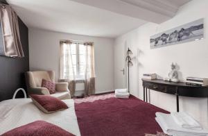 une chambre avec un lit, une chaise et un bureau dans l'établissement Writers, à Strasbourg 15 autres photos