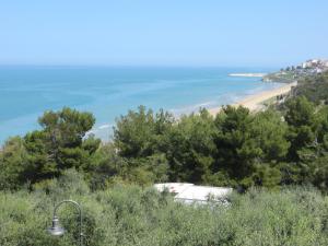 vista sulla spiaggia da una collina di Villaggio Hotel Ripa a Rodi Garganico