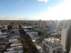 una vista aérea de una ciudad con edificios en BR, en Bahía Blanca