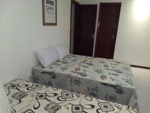 Un pat sau paturi într-o cameră la Residence Cabo Frio