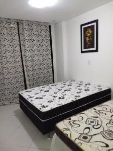 Un pat sau paturi într-o cameră la Residence Cabo Frio