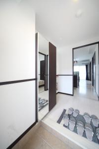 une chambre avec un bouquet de miroirs dans l'établissement EX Itoman Apartment 203, à Itoman