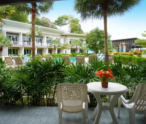 Bazén v ubytování Gypsy Sea View Resort- Phi Phi Island nebo v jeho okolí