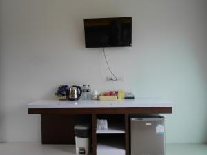 Televiisor ja/või meelelahutuskeskus majutusasutuses Gypsy Sea View Resort- Phi Phi Island