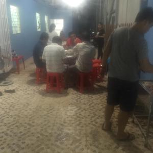 um grupo de pessoas sentadas à volta de uma mesa numa sala em Homestay CÁT TIÊN em Long Hai