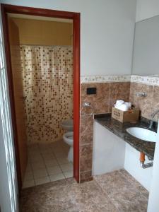 La salle de bains est pourvue de toilettes et d'un lavabo. dans l'établissement Amplio departamento Barrio Jardin, à Córdoba