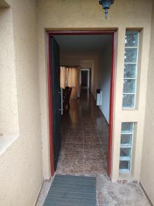 un couloir d'une maison avec une porte ouverte dans l'établissement Amplio departamento Barrio Jardin, à Córdoba