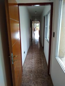 un pasillo en una casa con un pasillo que conduce a una habitación en Amplio departamento Barrio Jardin en Córdoba