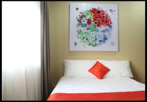 Una cama o camas en una habitación de Maven Buncit