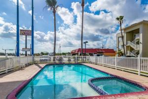 Majoituspaikassa Motel 6-Corpus Christi, TX tai sen lähellä sijaitseva uima-allas