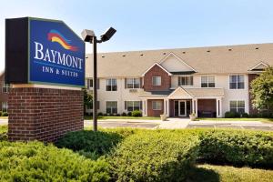 una señal para una posada y suites de Bay Town en Baymont by Wyndham Wichita East, en Wichita