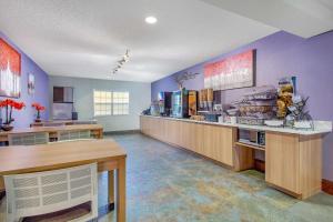 - un fast-food avec des murs violets et un comptoir dans l'établissement Microtel Inn & Suites by Wyndham Lillington/Campbell University, à Lillington