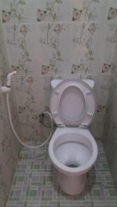 W pokoju znajduje się łazienka z białą toaletą. w obiekcie Homestay dan Kost 78 w mieście Jepara