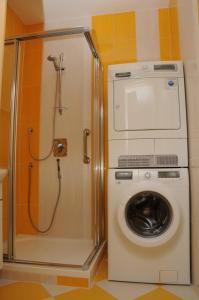 y baño con lavadora y lavadora. en Apartmán Lipánek, en Lipno nad Vltavou