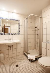 Kylpyhuone majoituspaikassa Hotel Rennschuh