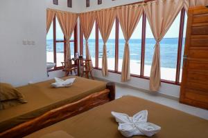 una camera con due letti e vista sull'oceano di Bira Panda Beach 2 a Bira