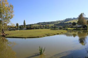 uma pequena ilha no meio de um lago em Camping Le Marqueval em Pourville-sur-Mer