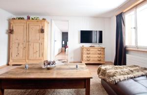 โทรทัศน์และ/หรือระบบความบันเทิงของ 2BR apartment close to ski area and Jungfrau train