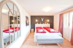 格林德瓦的住宿－2BR apartment close to ski area and Jungfrau train，一间卧室配有两张带红色枕头的床
