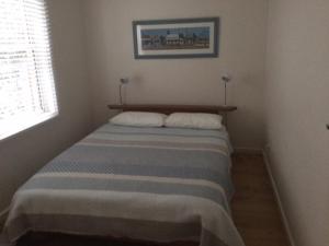 En eller flere senge i et værelse på Dutchies Beachside Retreat