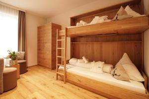 Posteľ alebo postele v izbe v ubytovaní adler alpen apartments