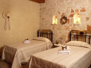 duas camas com toalhas num quarto em Revera Traditional Stone Villas, Apartments & Studios em Kerion