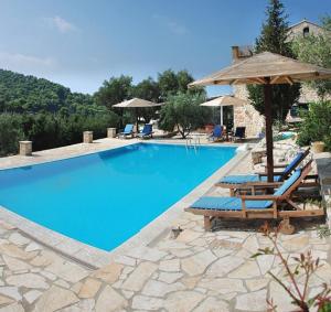Bazén v ubytování Revera Traditional Stone Villas, Apartments & Studios nebo v jeho okolí