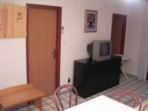 TV a/nebo společenská místnost v ubytování Apartments Nadija