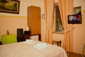 une chambre avec un lit avec deux serviettes dessus dans l'établissement Stoa Rooms, à La Canée