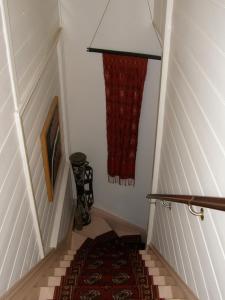uma escada com uma cortina vermelha e um tapete vermelho em Borough B&B em Eaglehawk