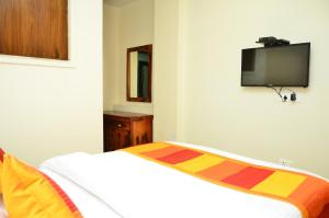 TV a/nebo společenská místnost v ubytování Mojo M Villa -Airport Boutique Hotel