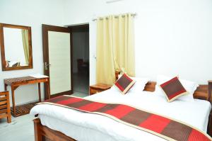 Postel nebo postele na pokoji v ubytování Mojo M Villa -Airport Boutique Hotel