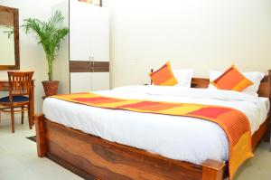 Łóżko lub łóżka w pokoju w obiekcie Mojo M Villa -Airport Boutique Hotel