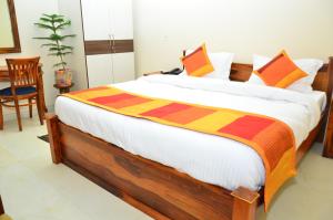 Łóżko lub łóżka w pokoju w obiekcie Mojo M Villa -Airport Boutique Hotel