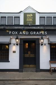 ロンドンにあるFox and Grapesの狐とぶどうを読む看板のある建物