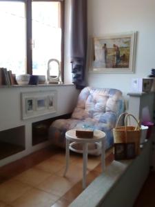 un soggiorno con divano e tavolo di Loft "Le Rosier" a Villar Perosa