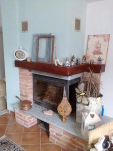 uma sala de estar com lareira e espelho em Loft "Le Rosier" em Villar Perosa