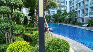 Bazén v ubytování Dusit Grand Park Condo nebo v jeho okolí