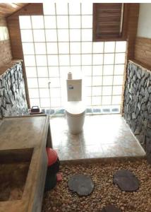 La salle de bains est pourvue d'une baignoire et de toilettes. dans l'établissement Mountain Reef Beach Resort, à Koh Tao