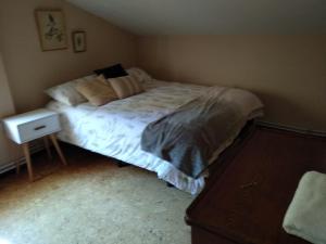 カンガス・デ・オニスにあるLa Konerieの小さなベッドルーム1室(ナイトスタンド付きのベッド1台、ベッドサイドサイドサイドサイドサイドサイド付)