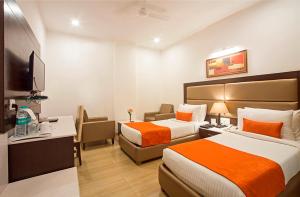 Postel nebo postele na pokoji v ubytování Hotel Shanti Palace Mahipalpur