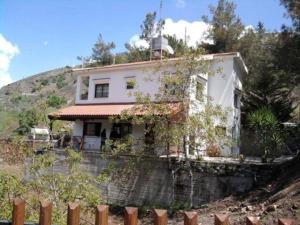una casa bianca seduta in cima a una collina di Kampi Double Storey House in the Village a Nicosia
