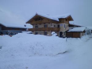 ヴェステンドルフにあるHaus Auni Metzgermeisterの雪に覆われた家